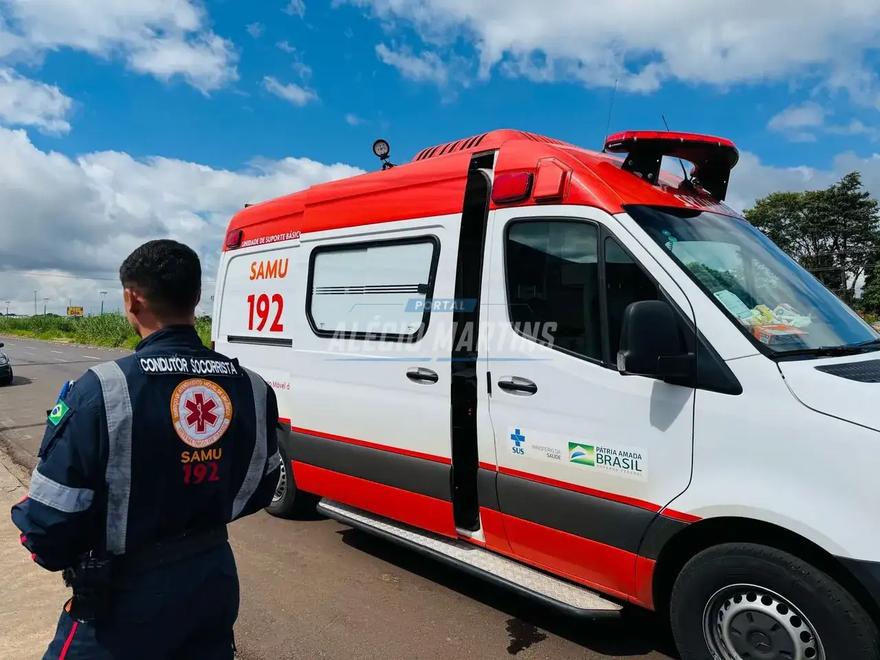 Adolescente pilotando moto fica ferido após colidir em carro estacionado em Paiçandu