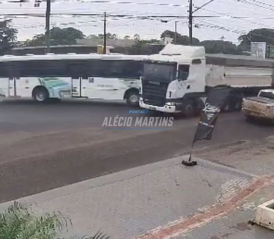 Motorista é passageira são socorridos após acidente em ônibus da TCCC é uma carreta em Maringá. Câmera de segurança flagrou a batida