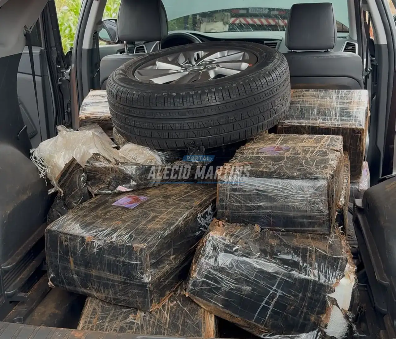 PRF apreende 344 kg de maconha após perseguição na PR-323, em Paiçandu