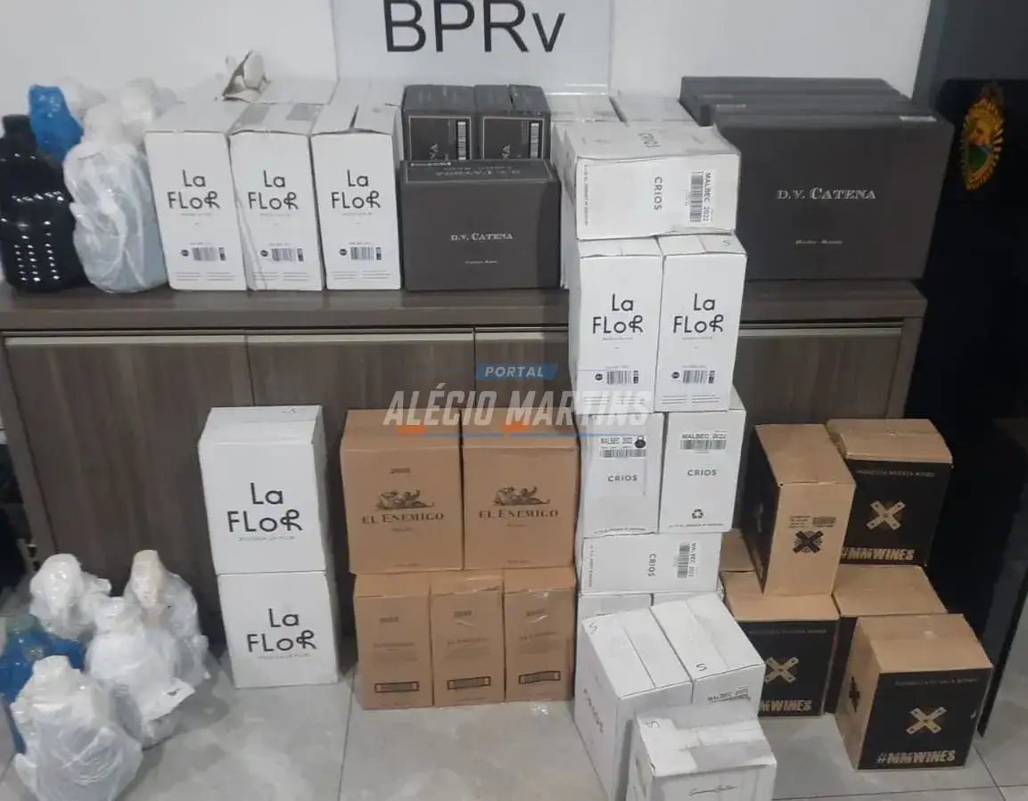 Polícia Rodoviária Estadual apreende grande quantidade de vinhos e azeites na PR-317 em Floresta