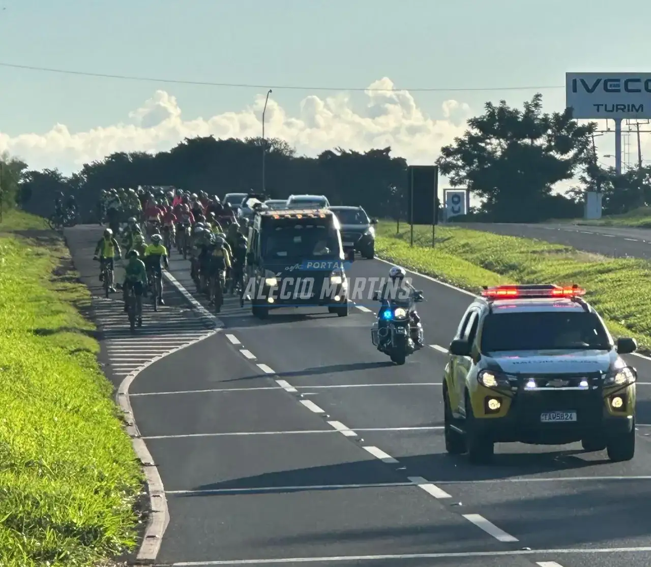 Passeio ciclístico do Maio Amarelo promovido pelo Batalhão de Polícia Rodoviária reúne 150 participantes e arrecada doações para entidade de proteção animal