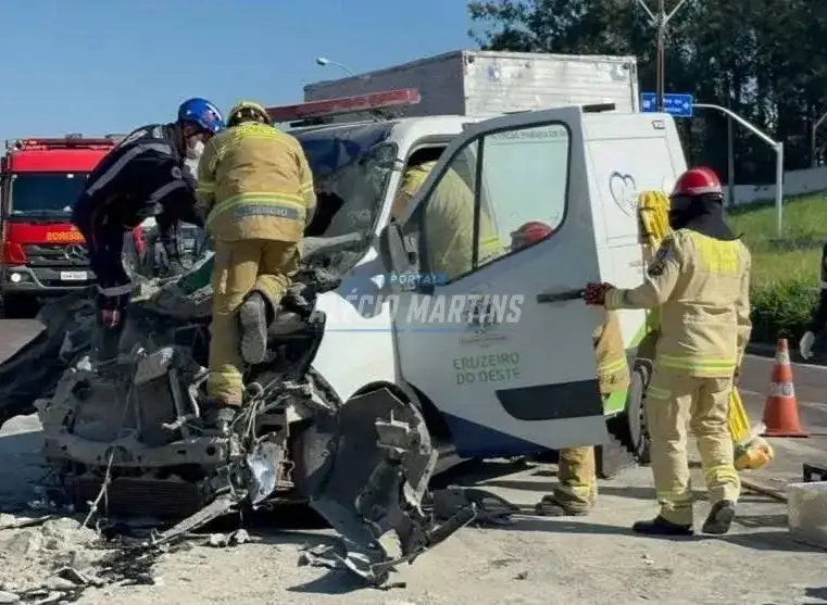 Câmera registra acidente trágico na PR-323 envolvendo ambulância; uma pessoa morreu e outras nove foram socorridas