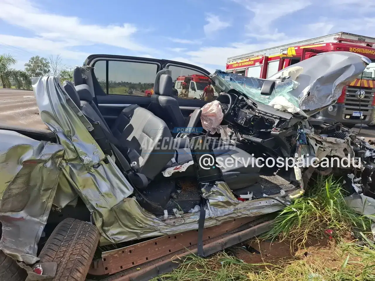 Colisão frontal entre camioneta e carreta deixa casal ferido na PR-323