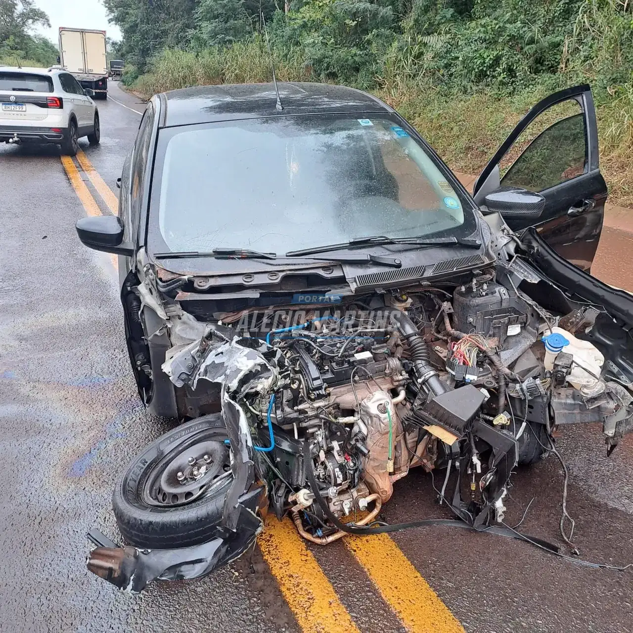 Gestante é encaminhada ao hospital após acidente entre carro e carreta na PR-323