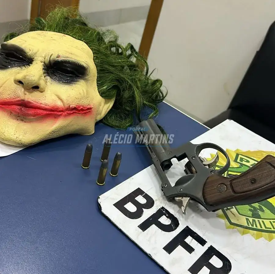 Mais de uma tonelada de maconha e arma de fogo são apreendidas na PR-323
