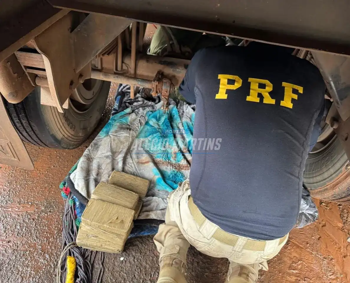 Quase 70 kg de pasta base de cocaína são apreendidos escondidos em cilindro de ar de carreta na PR-323