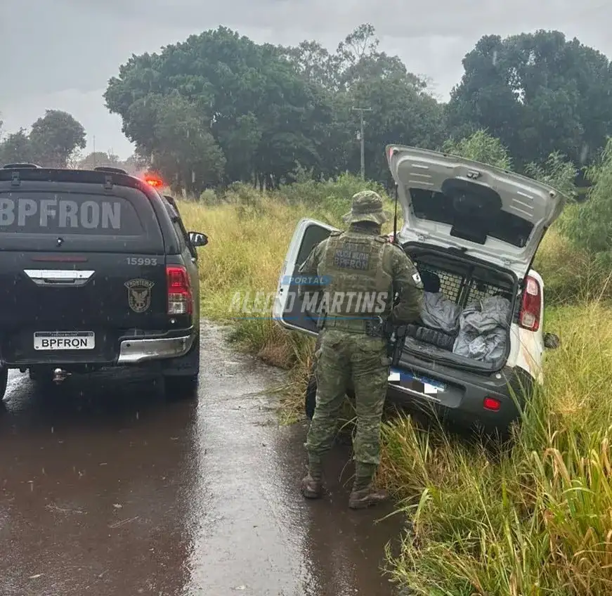 Ação conjunta entre as policiais militares e federais resulta em apreensão de veículo com mais de 200 kg de maconha na PR-323