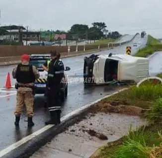 Veículo capota na PR-323 durante chuva da tarde desta quinta-feira
