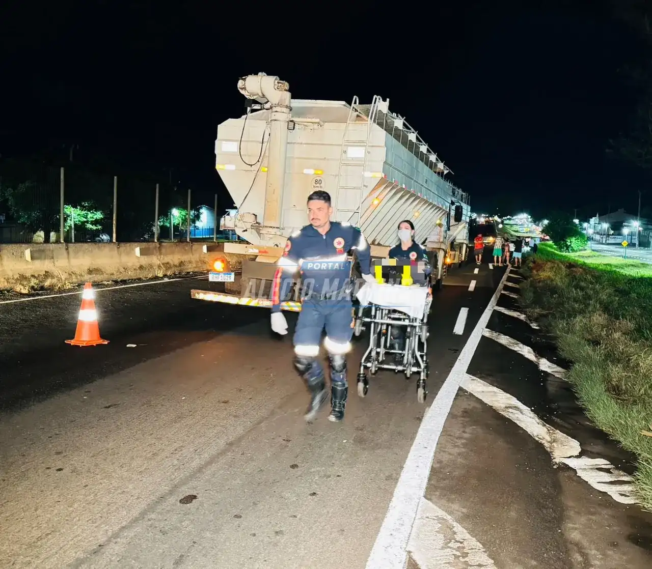 Ciclista apresentado sinais de embriaguez cai sobre a pista da PR-323 e por pouco não é atropelado, em Paiçandu