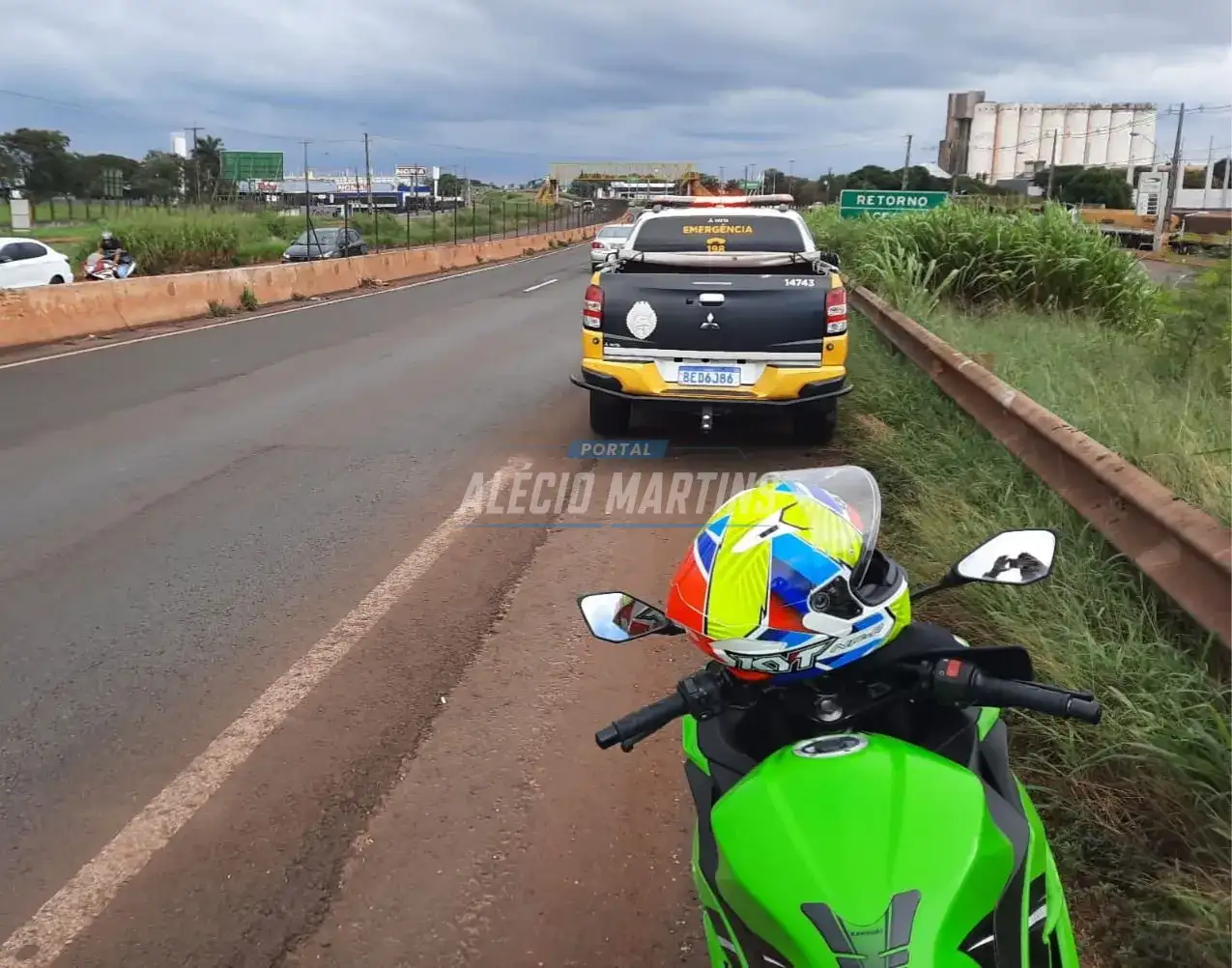 Motociclista com moto de alta cilindrada fica ferido após queda na PR-323, entre Paiçandu e Maringá.
