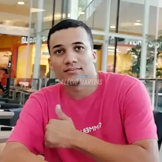 Jovem morre após bater moto contra carreta parada na PR-323