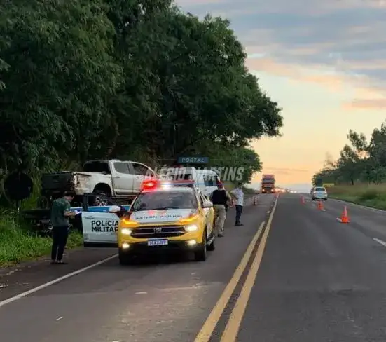 Motorista sai ileso após capotar caminhonete na PR-323