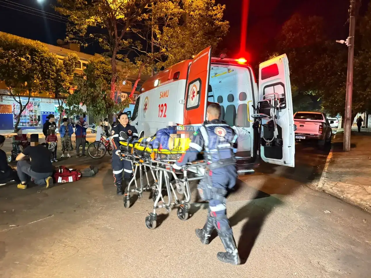 Casal fica ferido em acidente entre carro e moto na avenida Campos Elíseos, em Paiçandu