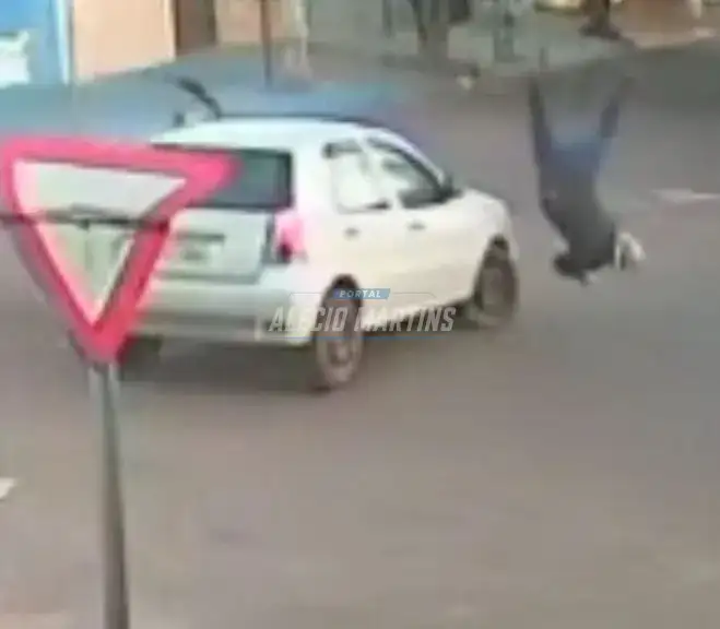 Motociclista “voa” sobre carro após batida em cruzamento no centro de Paiçandu