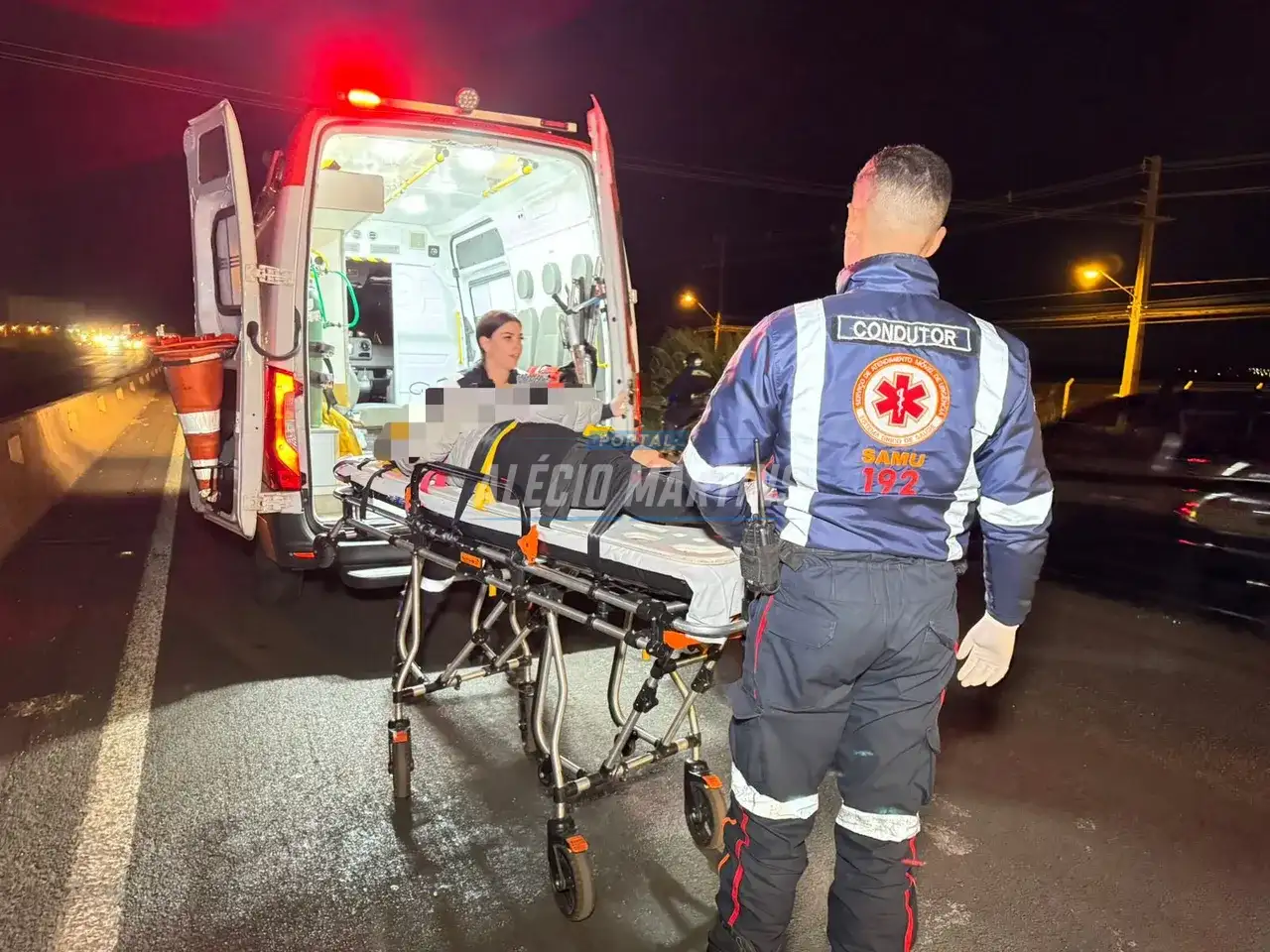 Motociclista fica ferida após ser atingida na traseira por carro na PR-323 entre Maringá e Paiçandu; motorista fugiu do local