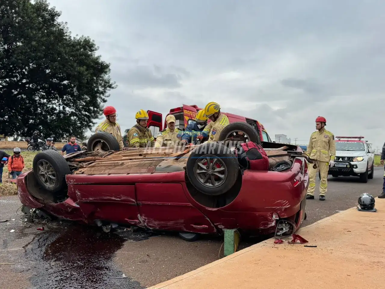 Carro capota por diversas após motorista perder o controle na PR-323 em Paiçandu