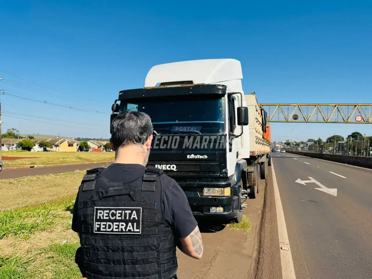 Receita Federal apreende carreta carregada com cigarros contrabandeados, na rodovia em Paiçandu