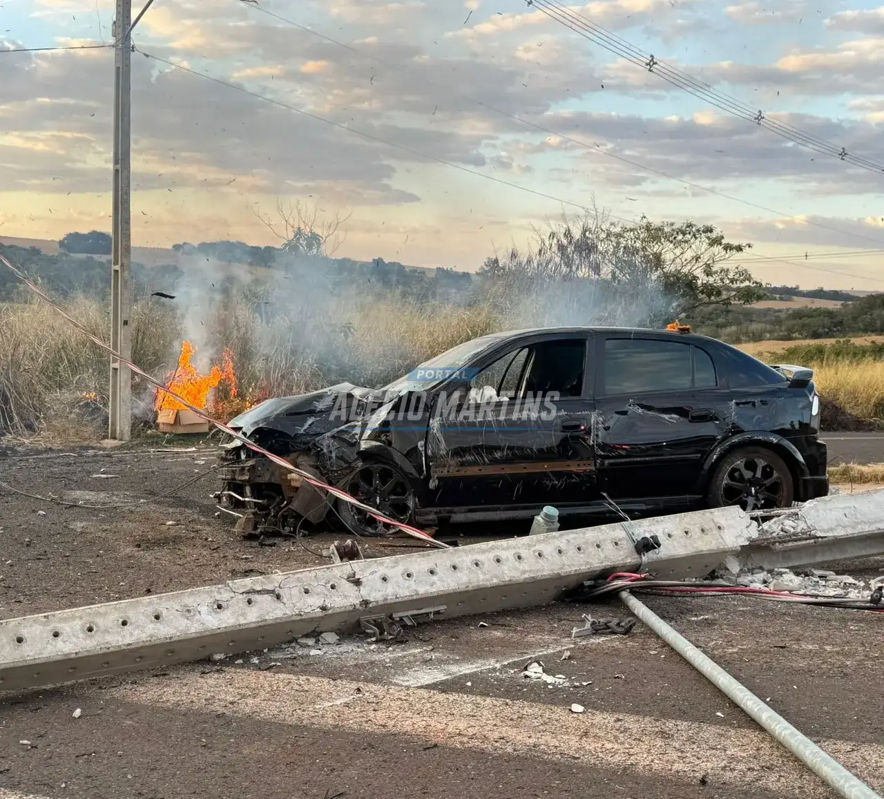 Batida violenta derruba poste e fios energizados provocam incêndio em Paiçandu