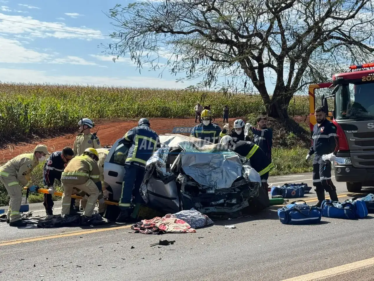 Tragédia na PR-323: família morre após colisão frontal entre carro e carreta