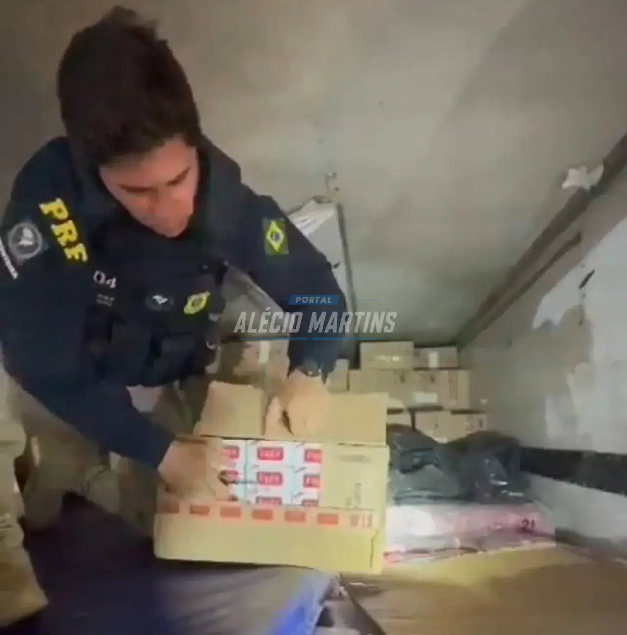 Carreta carregada com 150 mil pacotes de cigarros contrabandeados é apreendida em Paiçandu