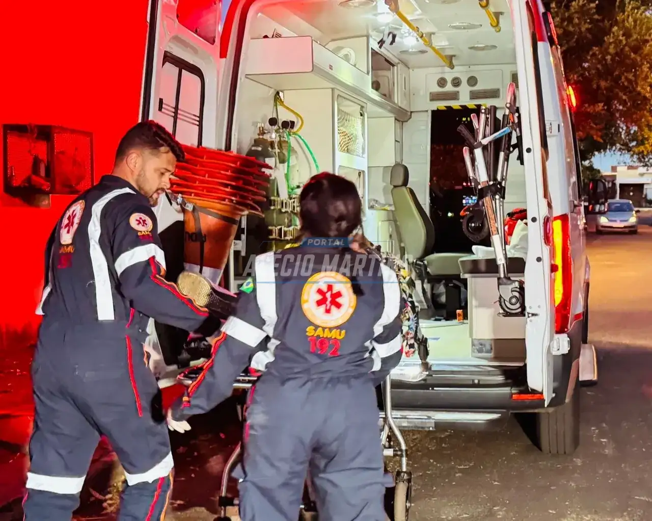 Tentativa de homicídio - Homem é encontrado com perfuração no pescoço caído em calçada de Paiçandu