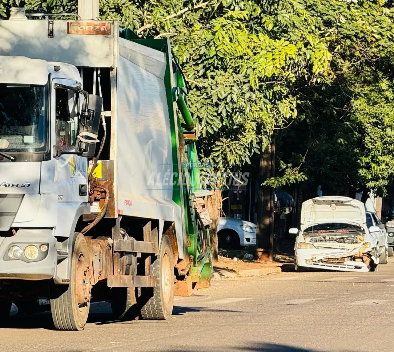 Motorista colide em caminhão de coleta lixo e duas mulheres ficam feridas em Paiçandu