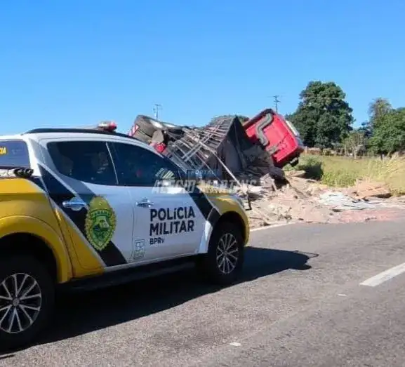 Motorista sai ileso após caminhão tombar na PR-323 entre Paiçandu e Doutor Camargo