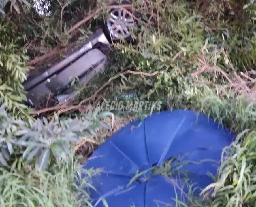 Motorista capota carro ao desviar de tampa de caixa d'água que soltou de carroceria de caminhão na PR-323
