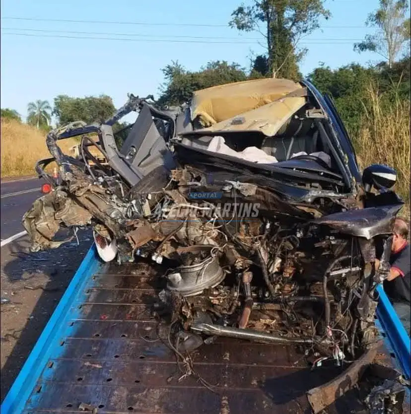 Motorista fica ferido em colisão frontal entre carro e carreta na PR-323