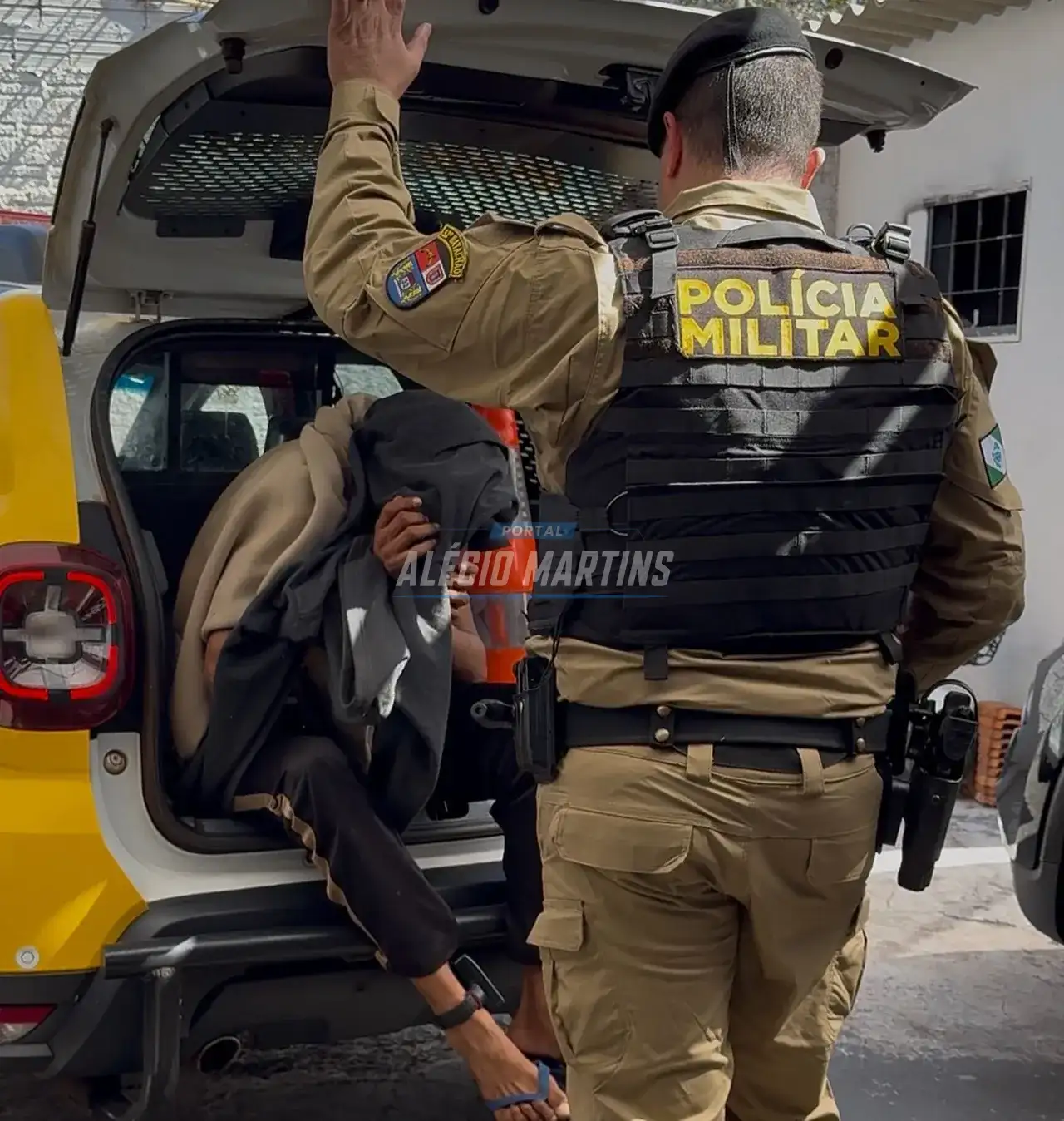 Ladrão com tornozeleira eletrônica é flagrado furtando e acaba preso pela PM em Floresta