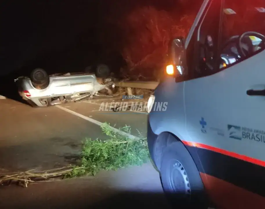Acidente na PR-323: motorista perde controle e capota veículo entre Paiçandu e Água Boa