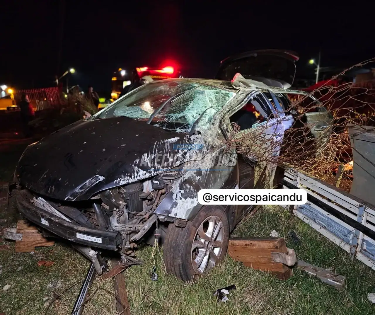 Motorista perde o controle e carro capota no Contorno Sul em Maringá; dois jovens foram socorridas