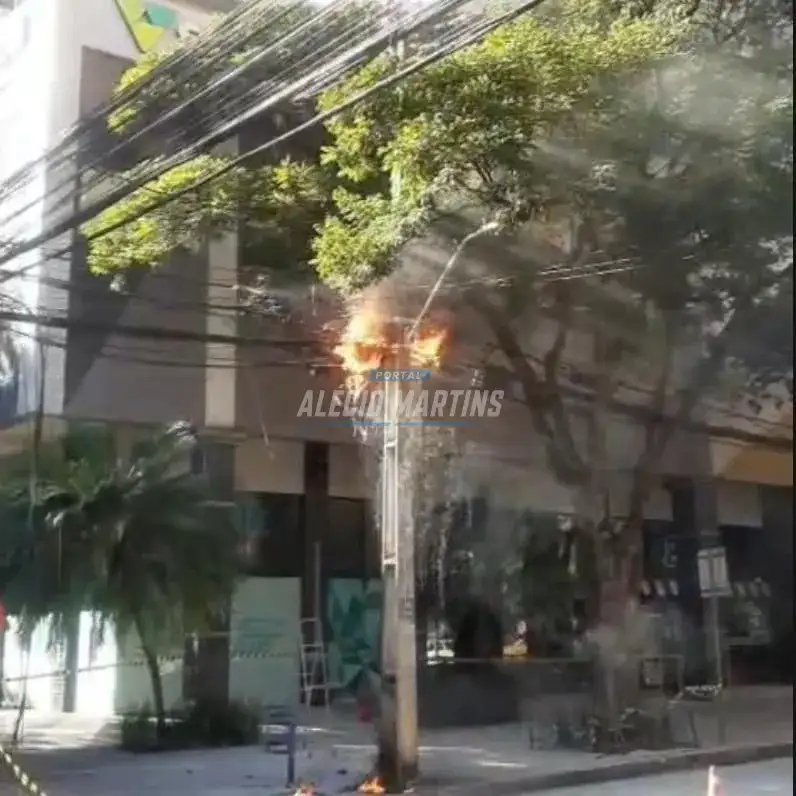 Fogo atinge rede elétrica no centro de Maringá
