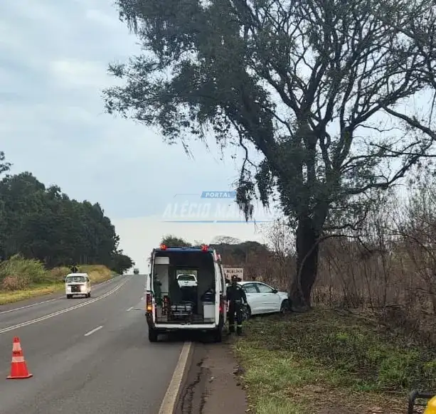 Motorista fica ferido após carro sair da pista e bater em árvore na PR-323