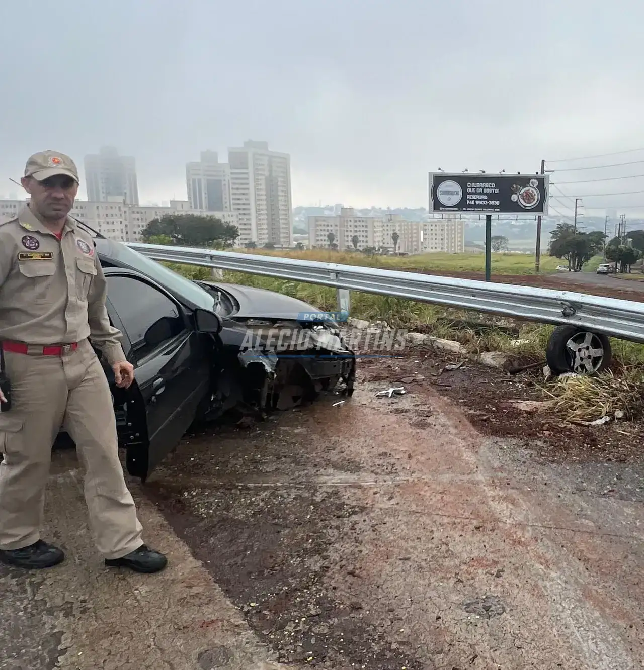 Carro aquaplana e atinge guard rail na PR-323; três pessoas ficam feridas