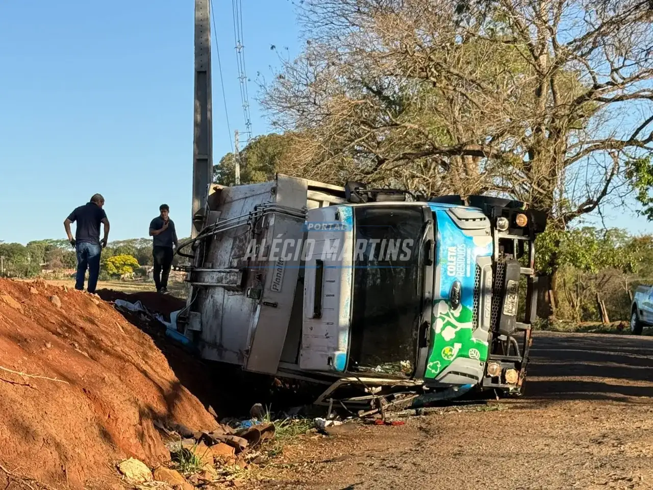 Caminhão de coleta de lixo tomba em estrada rural de Paiçandu; coletor fica ferido