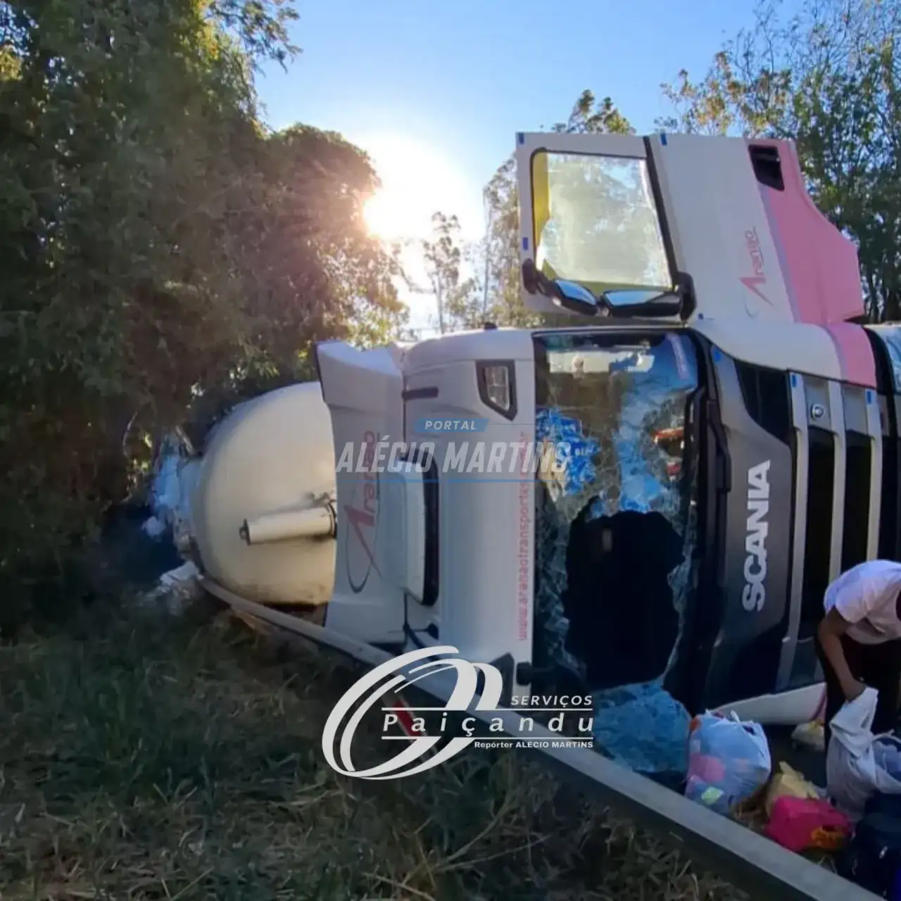 Carreta carregada com amido de mandioca tomba na PR-323. A motorista foi socorrida