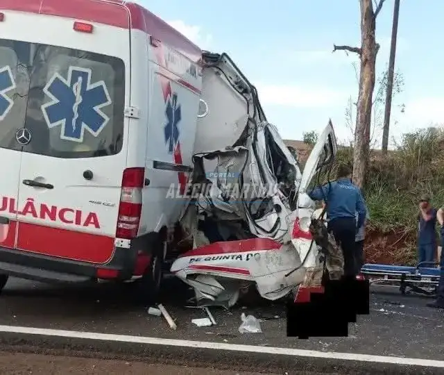 Colisão entre ambulância e caminhão deixa dois mortos e criança de 4 anos é socorrida em estado grave