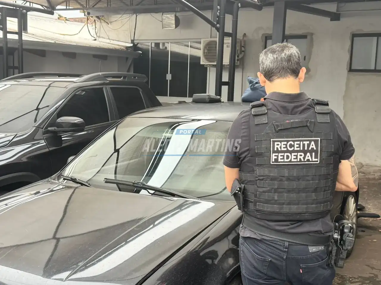 Receita Federal apreende mais de 80kg de haxixe com casal na PR-323, em Doutor Camargo