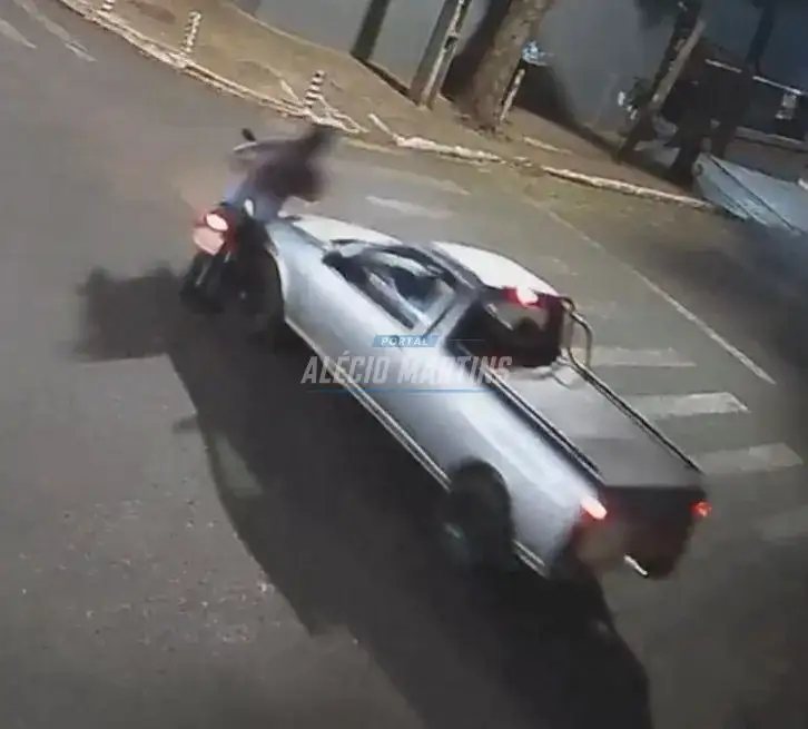 Câmera de segurança flagra acidente em cruzamento de Paiçandu. Jovem foi socorrido com fratura exposta