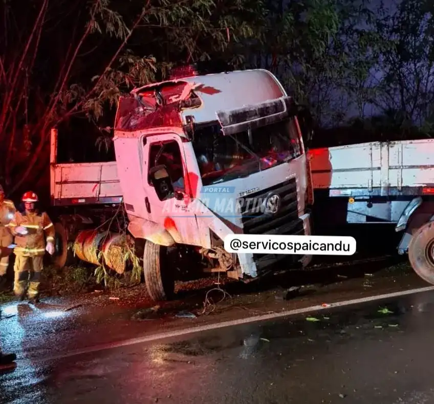 Carreta forma “L” e interdita parcialmente a PR-323