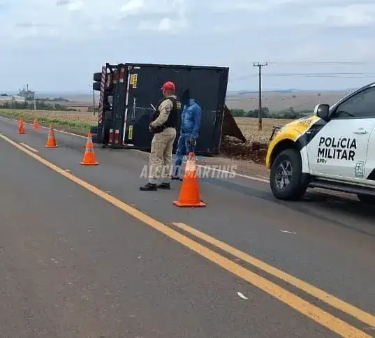 Caminhão tomba na PR-323; motorista escapa ileso