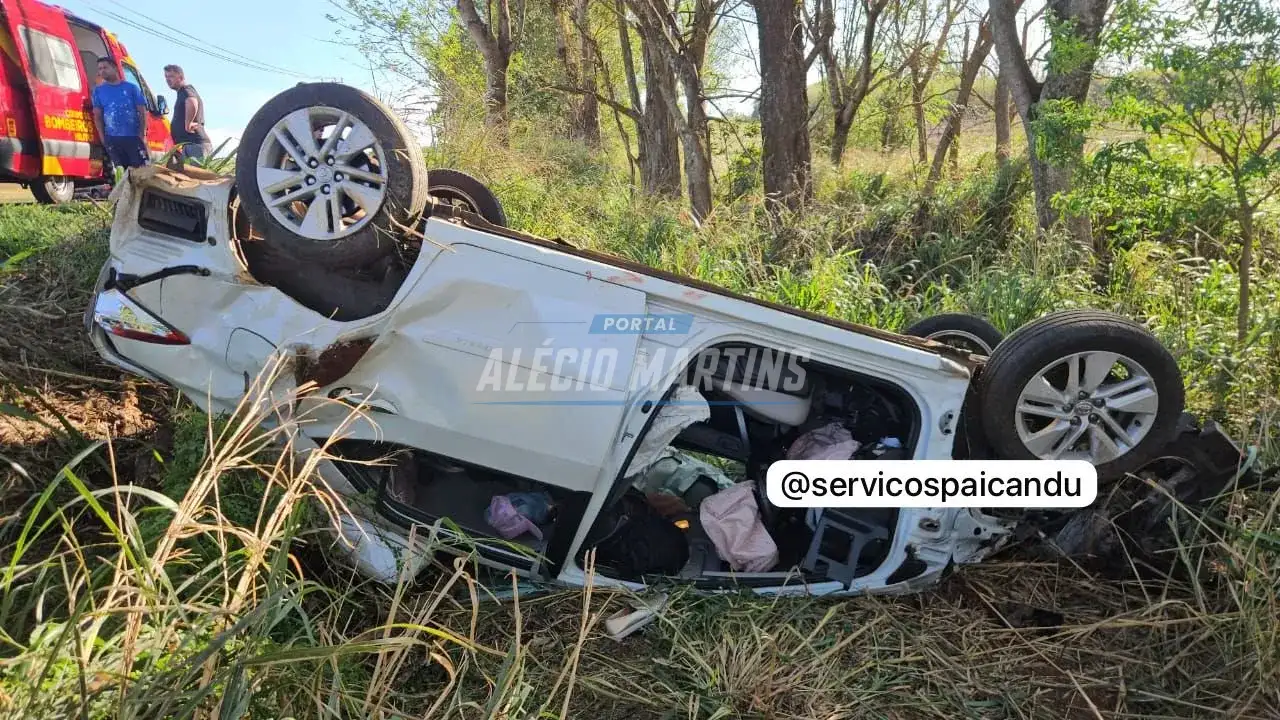 Idosa a caminho de Ivatuba para visitar o irmão acamado capota carro na PR-551