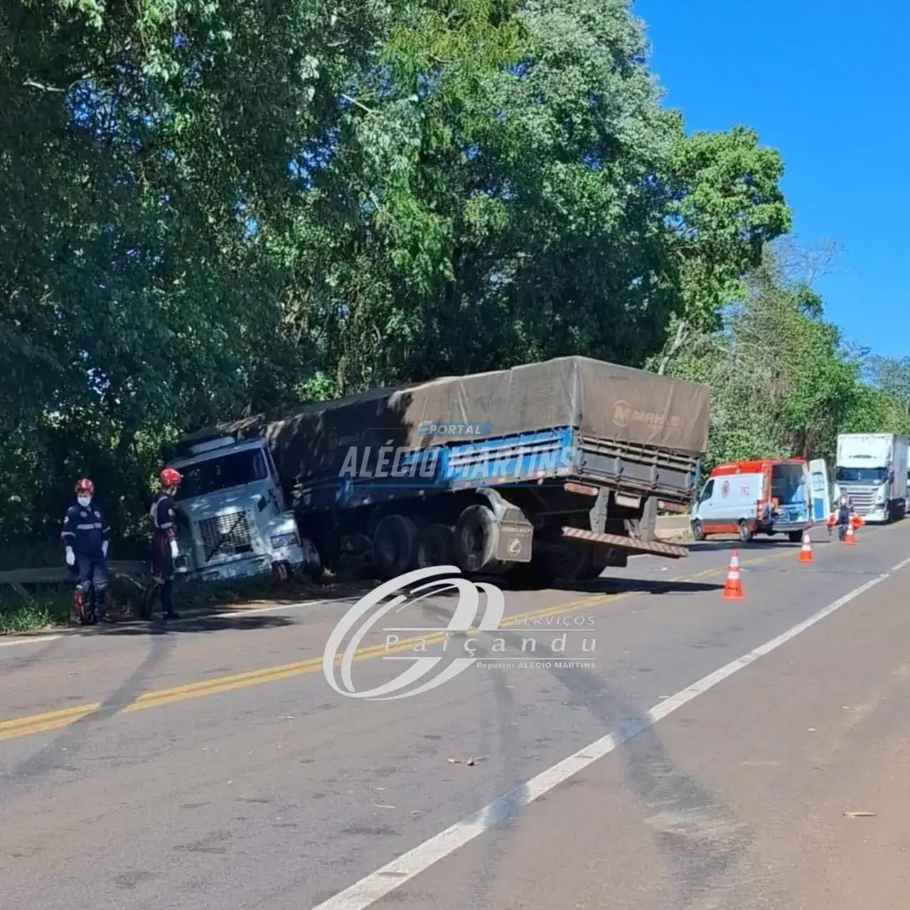 Caminhoneiro sai ileso após carreta colidir contra guard rail e ponte na PR-323