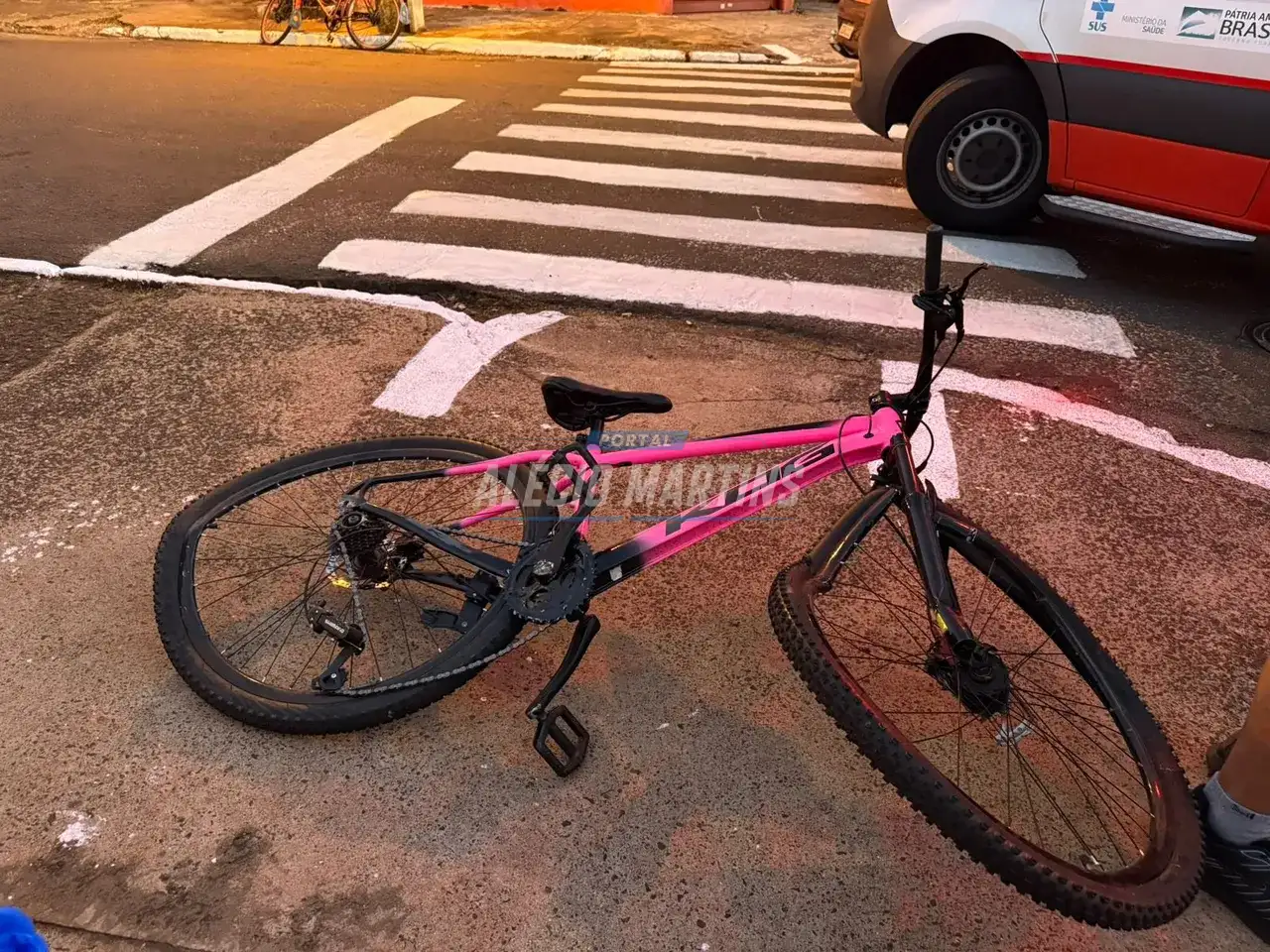 Estudante fica ferida após acidente entre ônibus escolar e bicicleta em Paiçandu