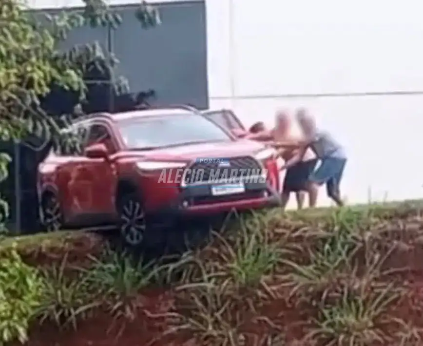 Motorista passa mal e carro quase cai de barranco em estacionamento de shopping em Maringá