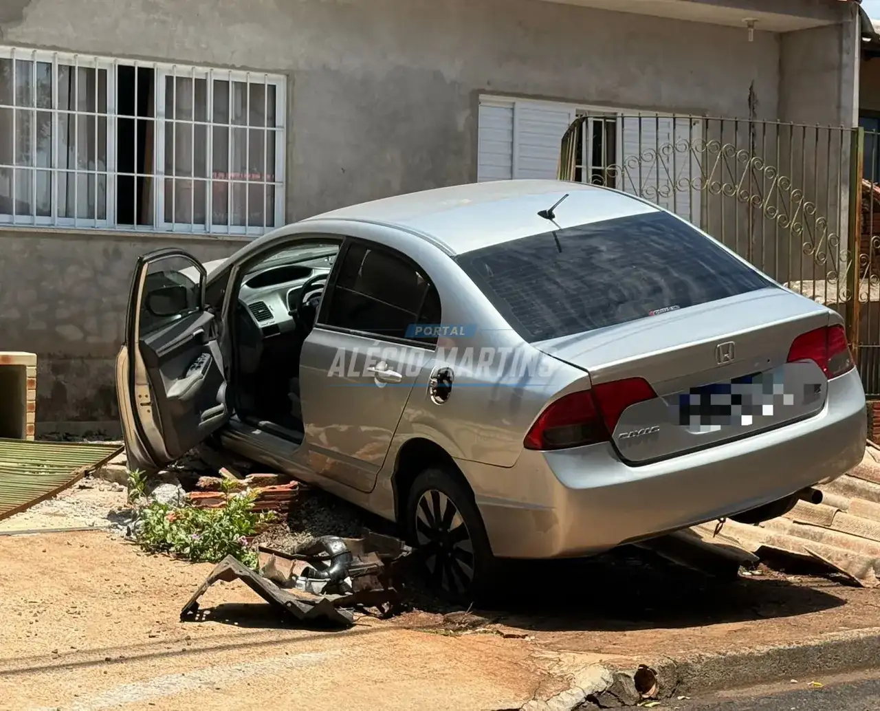 Motorista perde controle e carro destrói muro de residência em Paiçandu