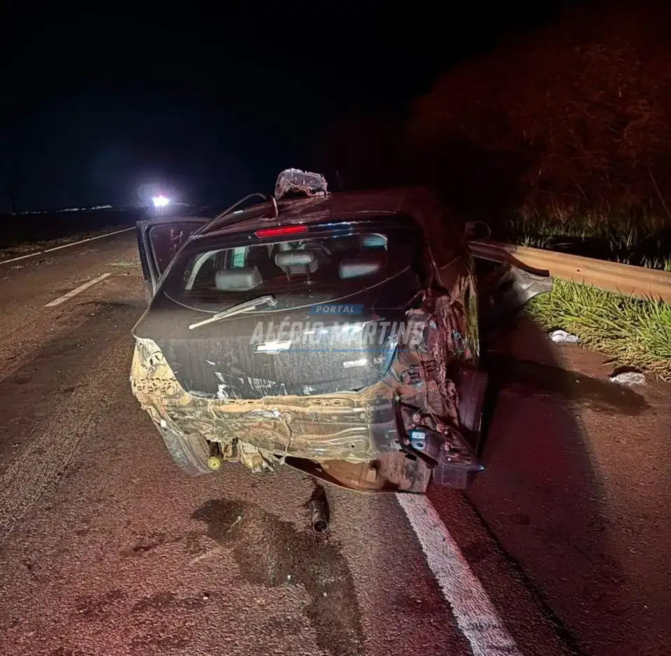 Motorista fica ferido após capotamento de veículo na PR-323 entre Paiçandu e Doutor Camargo