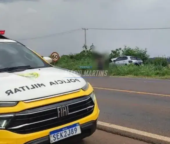 Mulher fica ferida após perder controle e bater em placa de sinalização na PR-323