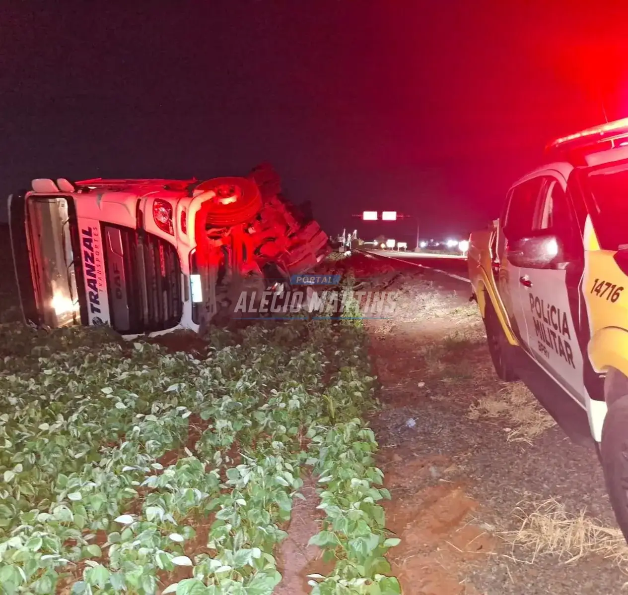 Caminhoneiro embriagado é preso após tombar carreta na rodovia em Doutor Camargo